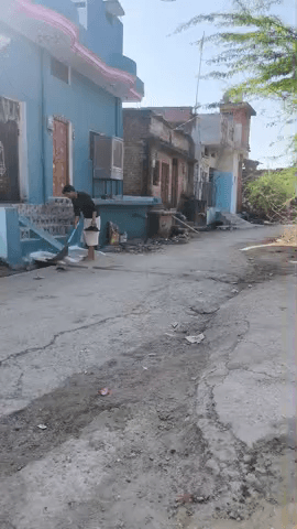 नगर पालिका महोबा की लापरवाही देखने को मिल रही है 7 दिन से नाली का कचरा घरों के बाहर पड़ा है #nagarpalika@