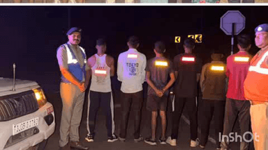 વીરપુર: વિરપુર અને કોઠંબા પોલીસ મથક વિસ્તારમાં ભરતીની દોડની તૈયારી કરતા યુવાનોને પોલીસ દ્વારા રેડિયમ પટ્ટીઓ લગાડવામાં આવી