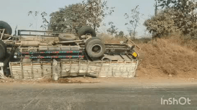 पेठ: गुजरात राष्ट्रीय महामार्गावर बोरवठ फाट्यावर ट्रक पलटी