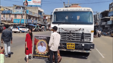 కాటారం: జిల్లా కేంద్రంలోని ప్రధాన రహదారిపై గత ఏడాది హత్యకు గురైన రాజలింగమూర్తి మృతి కుటుంబ సభ్యుల ఆందోళన