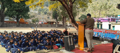 मुनस्यारी: 36वें सड़क सुरक्षा माह के तहत कोतवाली बेरीनाग पुलिस ने स्कूल में चलाया यातायात जागरूकता कार्यक्रम