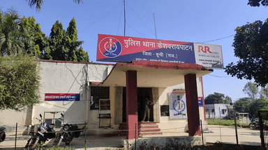 केशोरायपाटन: केशोरायपाटन में खेराड़ी फाटक के पास वैन की टक्कर से बाइक सवार युवक की मौके पर मौत, गंभीर घायल 2 को कोटा रेफर