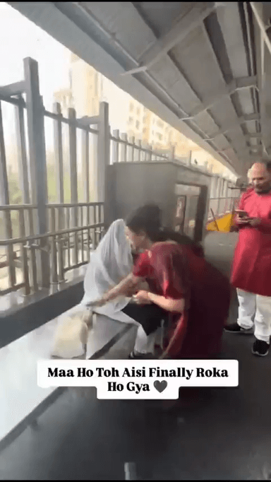 माँ ने मेट्रो स्टेशन पर जब बेटे को गर्ल फ्रेंड के साथ पकड़ा सीधे रोका कर दिया
एक बार में ही बेटे की समस्या खत्म कर दी ,