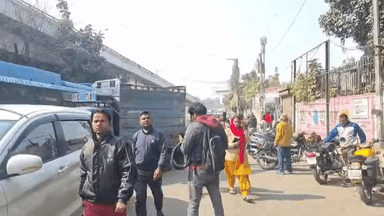 शाहदरा: MCD शाहदरा नॉर्थ जोन कार्यालय के बाहर सफाई कर्मचारियों का प्रदर्शन, लंबित मांगों को लेकर पैदल मार्च, हड़ताल की चेतावनी