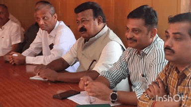 ರಾಣೇಬೆನ್ನೂರು: ಫೆ.14ರ ಭೂ ಗ್ಯಾರಂಟಿ ಸಮರ್ಪಣಾ ಸಮಾವೇಶ ಯಶಸ್ವಿಗೊಳಿಸಲು ಅಧಿಕಾರಿಗಳು ಪ್ರಾಮಾಣಿಕವಾಗಿ ಕೆಲಸ ಮಾಡಬೇಕು; ನಗರದಲ್ಲಿ ಶಾಸಕ ಪ್ರಕಾಶ ಕೋಳಿವಾಡ