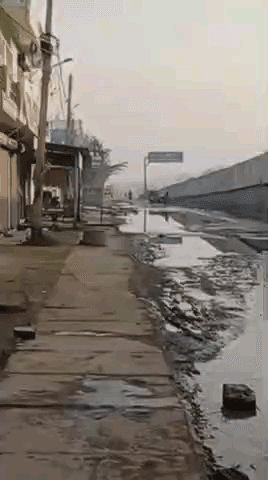 बहरोड़: बहरोड़ फ्लाईओवर पर जलभराव बना मुसीबत, नाला ओवरफ्लो होने से सर्विस रोड डूबी, गड्ढे में पलटा ई-रिक्शा