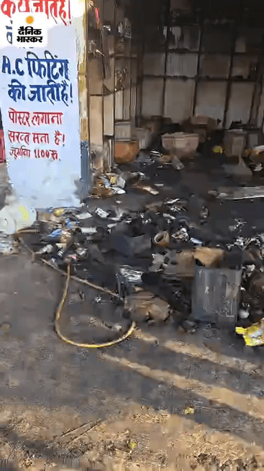 थानागाजी: प्रतापगढ़ के दौसा रोड स्थित किराना स्टोर में शॉर्ट सर्किट के कारण लगी आग, लाखों रुपए का सामान जलकर हुआ राख