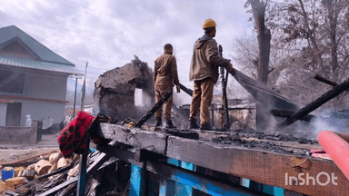 मनाली: मनाली के 14 मील (पतलीकूहल) में मणिराम के रिहायशी मकान में आग, लाखों का हुआ नुकसान