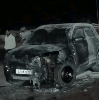 રાજકોટ: રાજકોટ ગોંડલ હાઈવે પર કારમાં આગ લાગવાની ઘટના સામે આવી