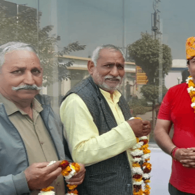 नीमराना: नीमराना में ग्रामीणों ने गुरुग्राम विधायक का जोरदार स्वागत किया, साफा और फूल माला पहनाकर किया सम्मान