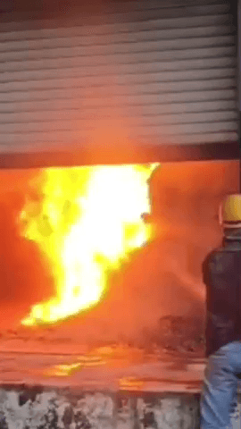 मौजमाबाद: सामोद के डेहरा औद्योगिक क्षेत्र में अगरबत्ती बनाने की फैक्ट्री में लगी भीषण आग, आसपास के इलाके में मचा हड़कंप