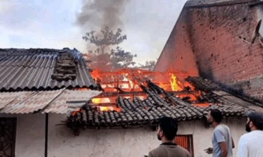 अलीराजपुर: ग्राम बरझर में पूर्व सरपंच के घर में लगी आग, ग्रामीणों के प्रयास के बाद भी नहीं बुझी, कारण अज्ञात