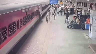 नामकुम: रांची रेलवे स्टेशन पर चलती ट्रेन में चढ़ते समय यात्री गिरा, आरपीएफ ने बचाया