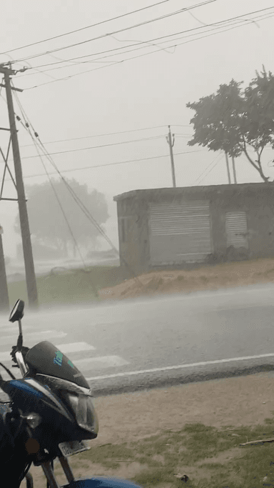 Ghaghra parkhad me barish ke sath hava bhi arahi hai as pas ke gam me bhi barish hava dekhne ko mil raha hai # @