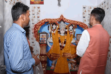 ओरमांझी: ओरमांझी के प्राचीन महावीर मंदिर में आयोजित संध्या आरती में शामिल हुए केंद्रीय रक्षा राज्यमंत्री