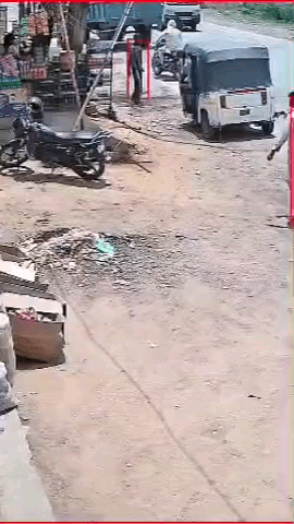 रामगढ़: बगड़ तिराहा स्टैंड पर बड़ा हादसा: तेज रफ्तार कार ने सवारी ऑटो को मारी टक्कर, दो युवक गंभीर घायल; CCTV फुटेज सामने आया