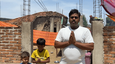 हमारे घर पर 2 साल से स्टे लगा कर हमे परेशान किया जा रहा है प्रशासन हमारी कोई मदद नहीं कर रहा है वो पैसे देकर बार बार स्टे ले ले रहे है।