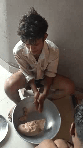यह लोग बहुत गरीबहै अपने
इनका कोई तो सहारा है