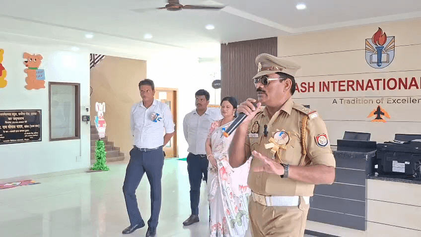 यश इंटरनेशनल स्कूल में यातायात नियमों के प्रति टी एस आई सूबेदार सिंह ने विद्यालय के बस ड्राइवरों को किया जागरूक।
#इटावा