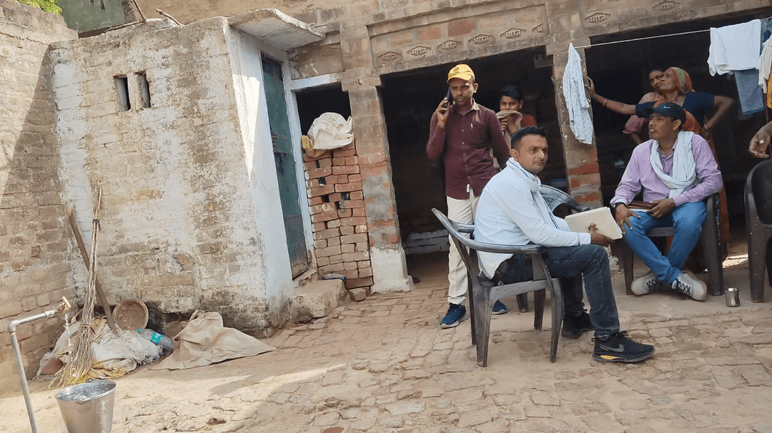 जगदीशपुर गांव में बिजली विभाग ने अपनी टीम के साथ मारा छापा
