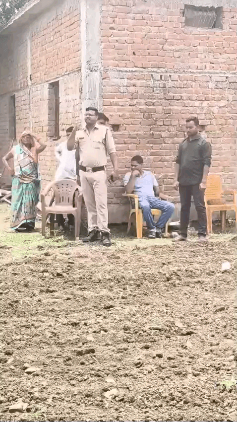 Polic ke dwara madhy pradesh Shasan bhumi ki jotai Ravi jaysawal ke tractor se Rajbhan sen Ne bowai ki