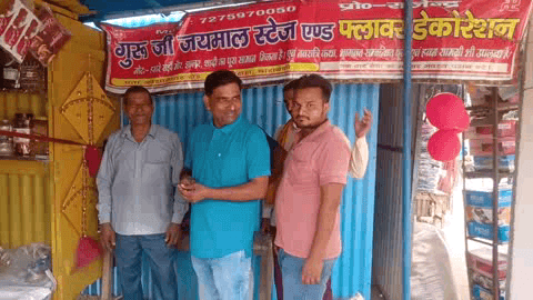 हैदरगढ़ क्षेत्र के अंतर्गत निकट त्रिवेदीगंज ब्लॉक के पास 12 मोड पर खुली हवन सामग्री की दुकान