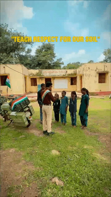 आने वाली पीढ़ी को यह सिखाना ज़रूरी है कि जिस ज़मीन पर वो खड़े हैं, उसे स्वच्छ रखना हम सबकी ज़िम्मेदारी है! 🇮🇳
#cleanindiamission #socialawareness #civicduty