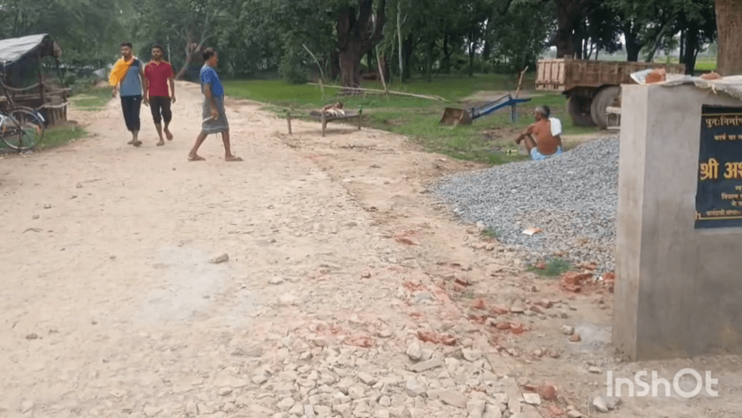 सलोन: डीह ब्लॉक के पूरे चंदेल से मझिलहा मार्ग का निर्माण कार्य बंद होने से परेशान ग्रामीण,मार्ग हुआ बदहाल#jansamsaya