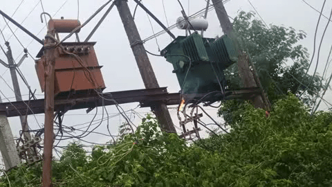 लाइट कम मिलने के कारण ट्रांस फॉर्मर पर ओवर लोड जिसके कारण आग लाग रही हे