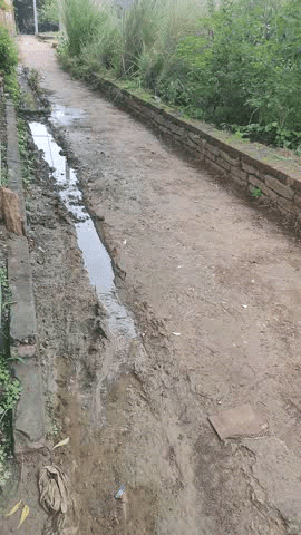 फुलवारी चचेरी मोड़ सम्पर्क मार्ग की दयनीय स्थिति से दुर्घटना की आशंका ।