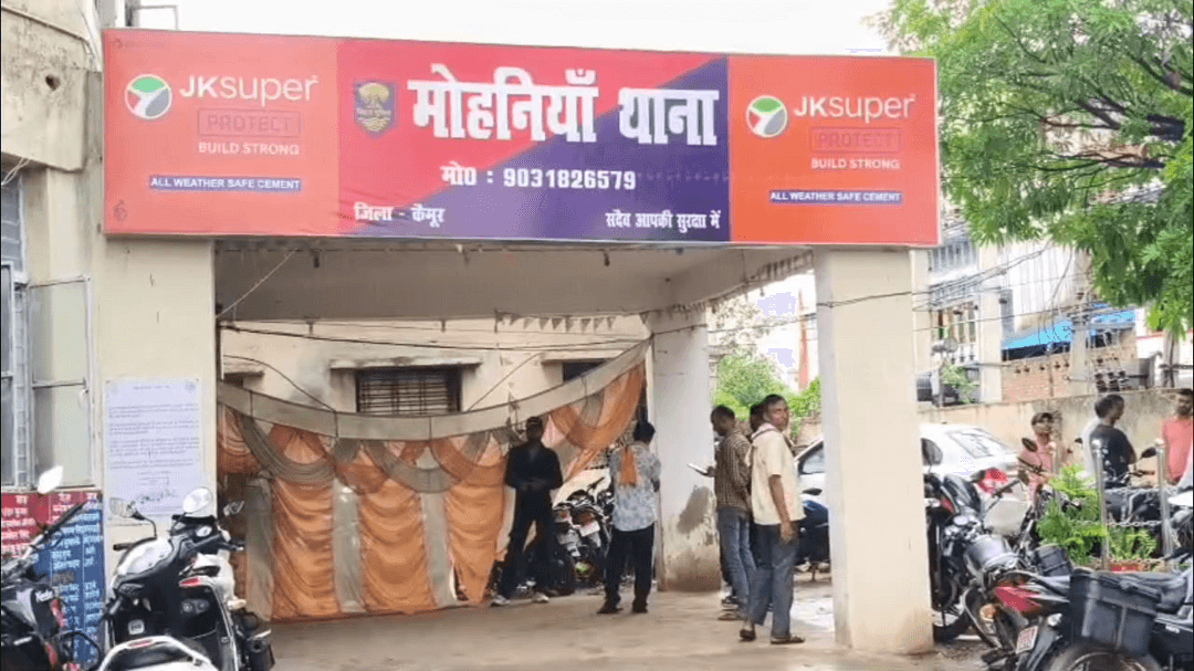 #कैमूर : मोहनिया में सोते ट्रक चालक का मोबाइल-पर्स चोरी, बैंक खाते से निकाले ₹57,800 रुपए, पुलिस जांच में जुटी