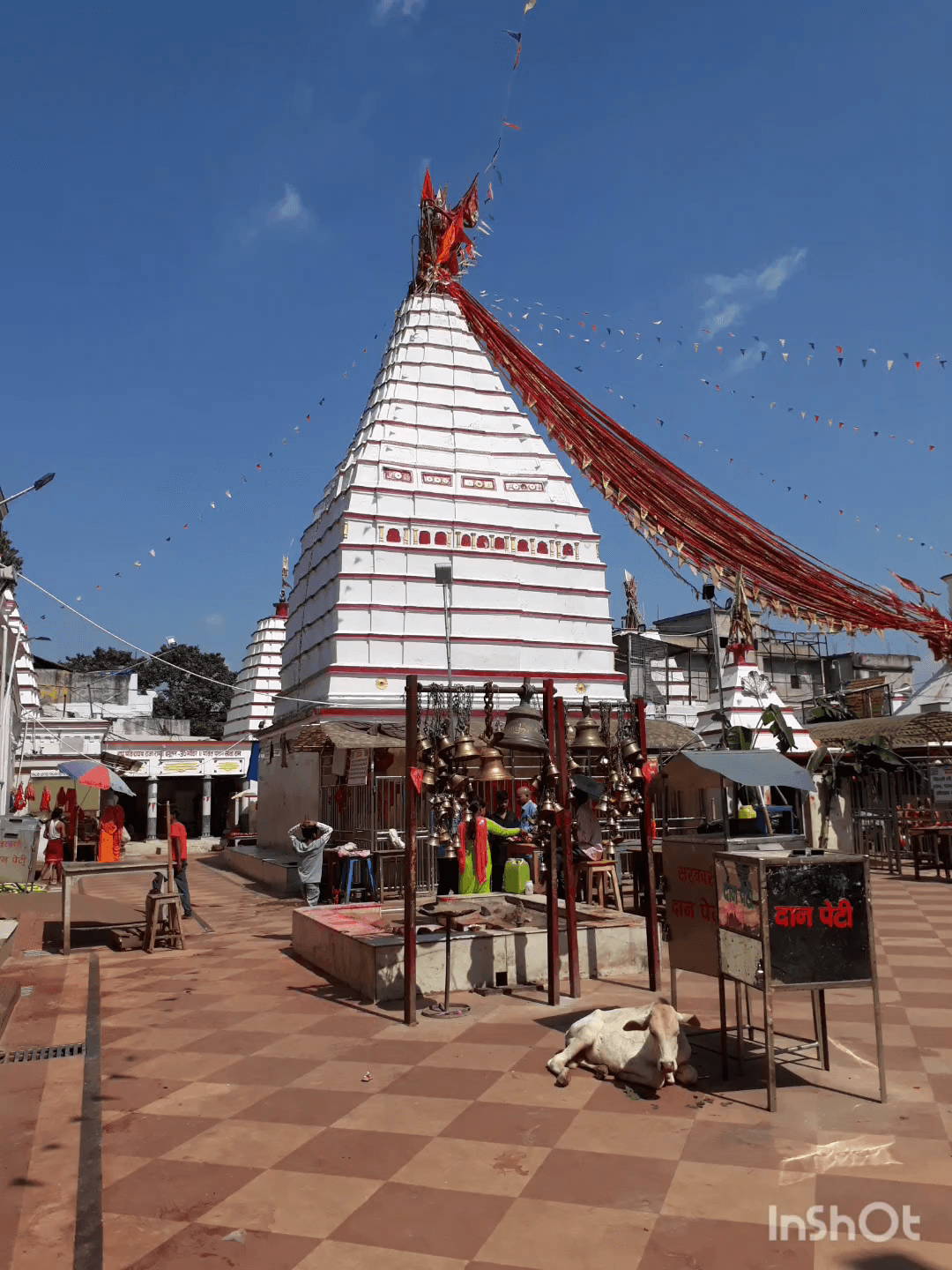 झारखंड के पेयजल स्वच्छता मंत्री योगेंद्र प्रसाद अपने परिवार के साथ बाबा बासुकीनाथ मंदिर में लगाए हाजिरी।