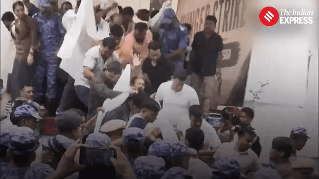 अब आप शांतिपूर्ण ढ़ग से भी अपनी आवाज़ नहीं उठा सकते.. अगर उठाई तो भाजपा कि गुलाम पुलिस आपको अपराधीयो कि तरह उठा ले जायेगी..!! "भाजपा सरकार कि तानाशाही चर्म पर"
#KomalAhirwar #मूकनायक