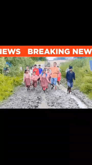 #जिला सीतापुर पोस्ट कमलापुर ग्राम कुसमौरा विद्यार्थी गोविंदपुर के स्कूल में जा रहे हैं रास्ता की कोई सुनवाई नहीं हो रही