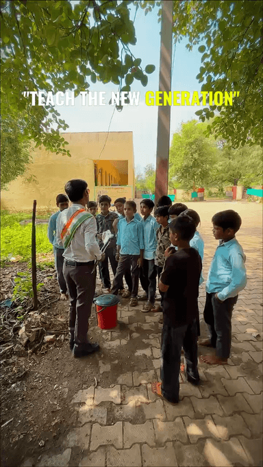 आने वाली पीढ़ी को सिर्फ नारे लगाना मत सिखाइए, उन्हें ज़मीन पर अपनी ज़िम्मेदारी उठाना सिखाइए! 🇮🇳
#cleanindiamission #educatetheyouth #futuregeneration