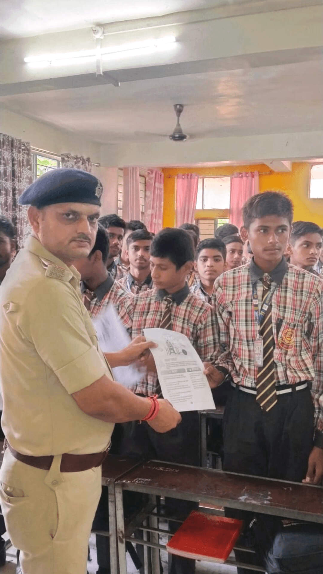 एकंगरसराय: @#एकंगरसराय थाना क्षेत्र अंतर्गत स्कूलों में पुलिस प्रशासन के द्वारा साइबर अपराध को लेकर जागरूकता की गई