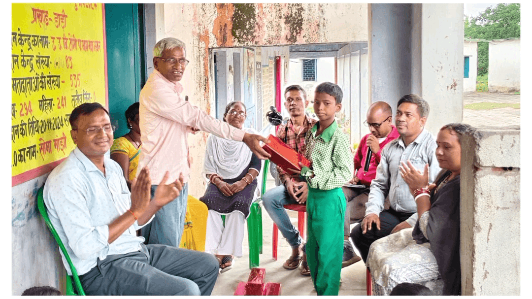उत्क्रमित उच्च विद्यालय टोंगी में छात्र-छात्राओं को प्राइस वितरण किया गया स्कूल के अध्यक्ष उमेश करमाली और शिक्षक द्वारा