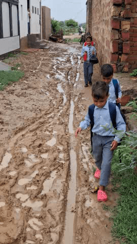 कृपया इस रास्ते को बनवाया जाए ताकि किसी को भी आने जाने में कोई परेशानी न हो #jagner #road damage #थाना jagner,agra