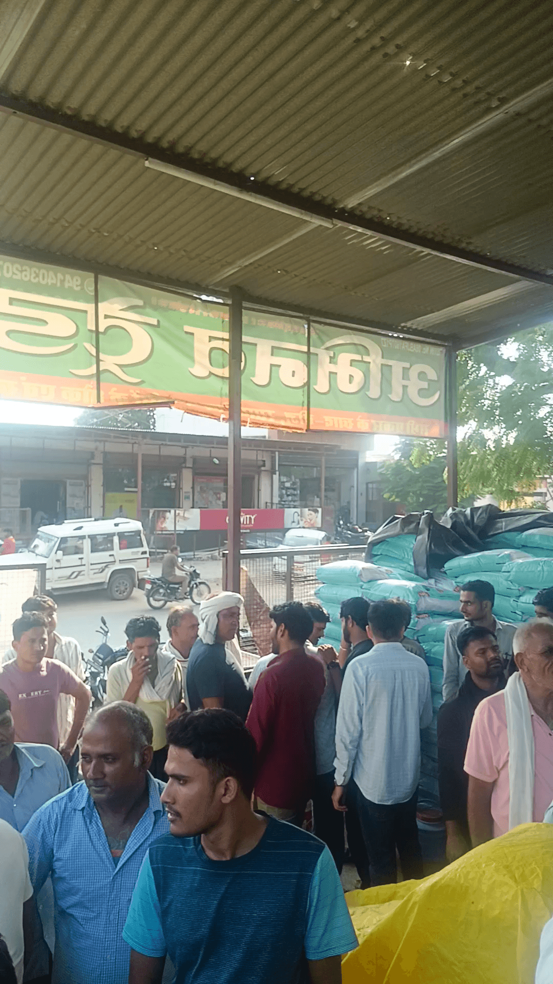 lalsot me abhinov terdras ke aadmi