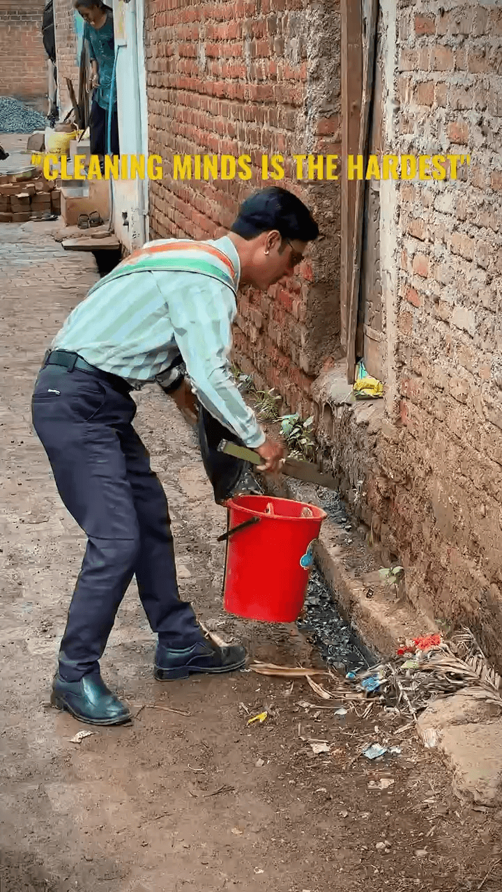 सड़क का कचरा उठाना फिर भी आसान है, लेकिन इस समाज के ‘दिमाग का कचरा’ साफ़ करना सबसे मुश्किल काम है! 🇮🇳#groundreality #cleanindiamission #betterindia