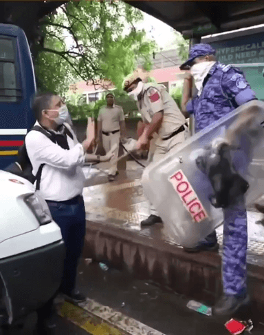 अहिंसा परमो धर्म अहिंसा भारत जहां पर देखिए पुलिस कर्मचारी पुलिस के सिपाही किस प्रकार से आदर्श सम्मान करते हुए !!!!!!!!