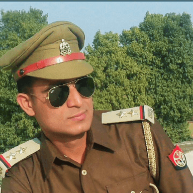 सादाबाद पुलिस के संरक्षण में खुलेआम चल रहे हैं कबाड़ियों के कारोबार नाबालिक बच्चों से कराया जा रहा है गाड़ियों का कटान
