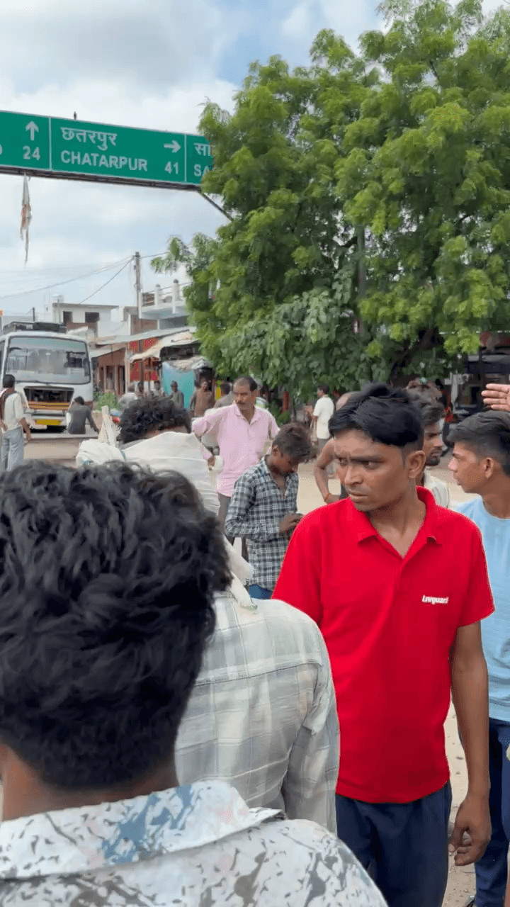 Singhpur dumra railway bridge contruction delay ho gya to gramino dwara virodh pradarshan ….
