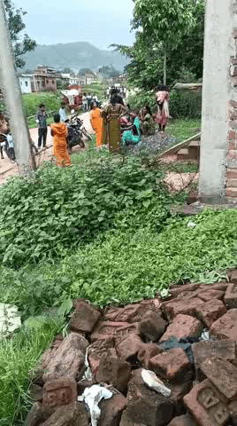 ए बड़कागांव महुगाई कला सुकूल खपिया गांव की घटना है और इस महिला को देखे इस तरह प्रताड़ित किया जा रहा हे