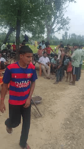 hamare gaon ka dharna pradarshan hai gram sarara Kala Thana kamlapur jila Sitapur Uttar Pradesh kripya
