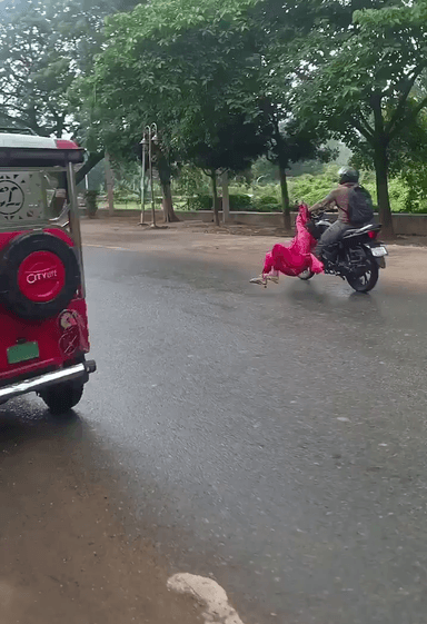 इस वीडियो को देखिए जिसमें एक पति ने अपनी पत्नी को उसके प्रेम के साथ रंगे हाथ पकड़ रंगे हाथ