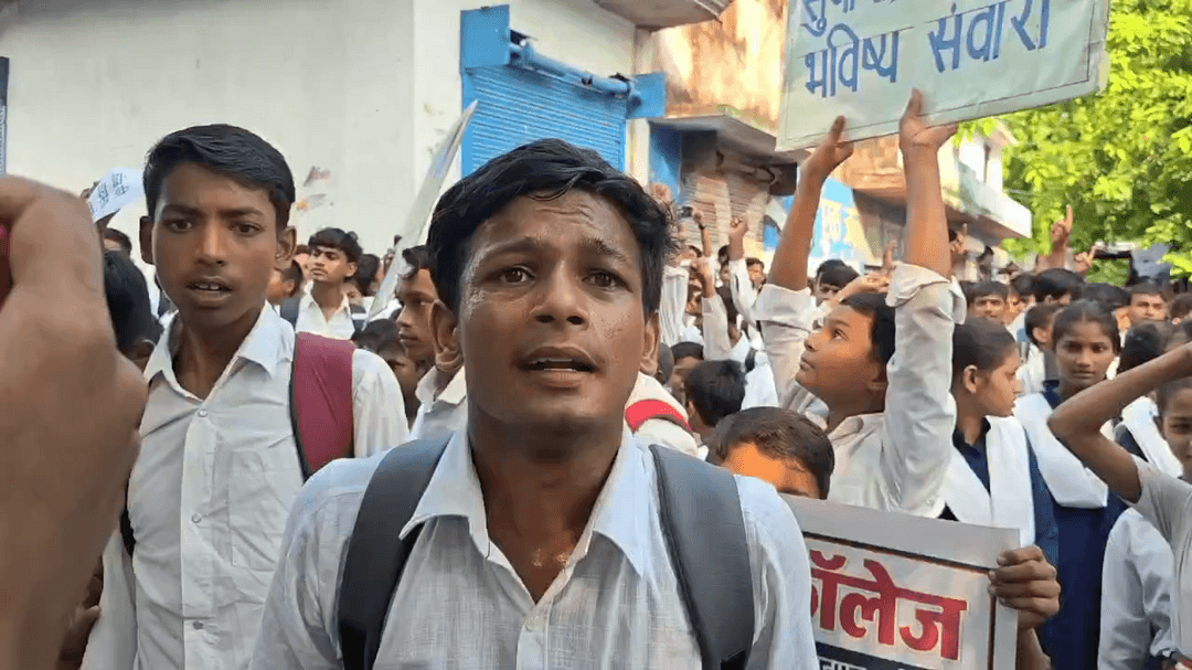फतेहपुर के खागा स्थित सर्वोदय इंटर कॉलेज में छात्रों का प्रदर्शन, प्रशासन ने जल्द समाधान का दिया आश्वासन