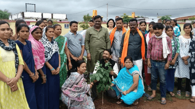 गुण्डरदेही: नगर पंचायत गुण्डरदेही में 'एक पेड़ मां के नाम' के तहत वृहद वृक्षारोपण, अध्यक्ष प्रमोद जैन ने कहा- पेड़ लगाना और उनकी देखभाल भी जिम्मेदारी है