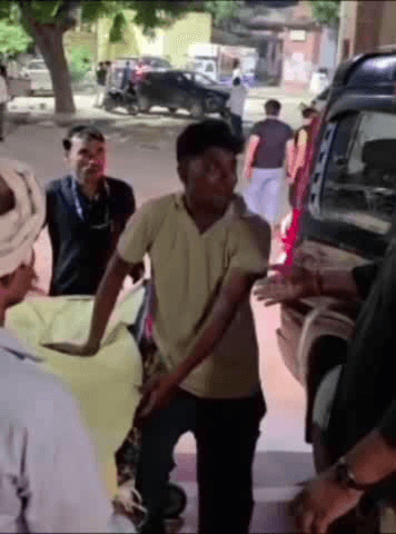 अलवर: एसएमडी सर्किल पर सड़क हादसे के घायल को वन मंत्री संजय शर्मा ने अपनी गाड़ी से जिला अस्पताल पहुंचाया