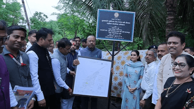 महसूल मंत्री चंद्रशेखर बावनकुळे यांनी मुळे (ता. अलिबाग) येथील पाणंद रस्त्यांची प्रत्यक्ष पाहणी केली